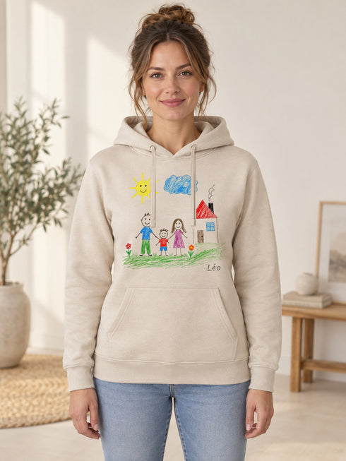 Femme portant un sweat K473 sable clair personnalisé avec un dessin d’enfant