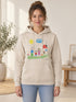 Femme portant un sweat K473 sable clair personnalisé avec un dessin d’enfant