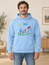 Homme portant un sweat K476 bleu ciel personnalisé avec un dessin d’enfant