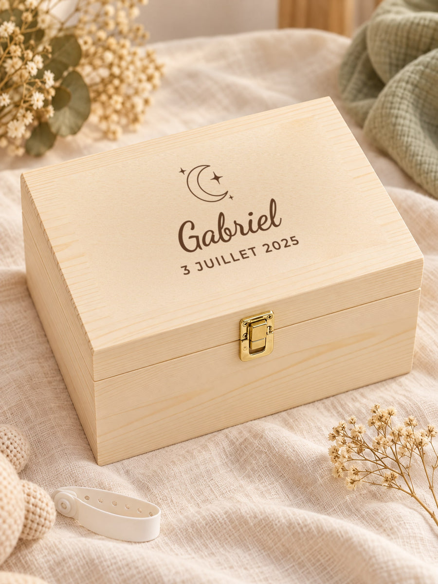 Visuel d’illustration – boîte en bois sur un lange en mousseline, gravée « Gabriel, 3 juillet 2025 » (exemple)