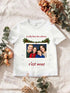 Visuel d’illustration – le t-shirt blanc imprimé avec une famille fictive de quatre en instantané, centré sous une guirlande, la phrase au-dessus et en dessous
