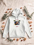 Visuel d’illustration – le sweat à capuche blanc imprimé avec un couple fictif en instantané, centré sous une guirlande, la phrase au-dessus et en dessous