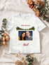 Visuel d’illustration – le t-shirt blanc imprimé avec un couple fictif en instantané, centré sous une guirlande, la phrase au-dessus et en dessous