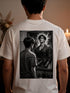 Jeune homme portant un t-shirt manga blanc cassé style japonais