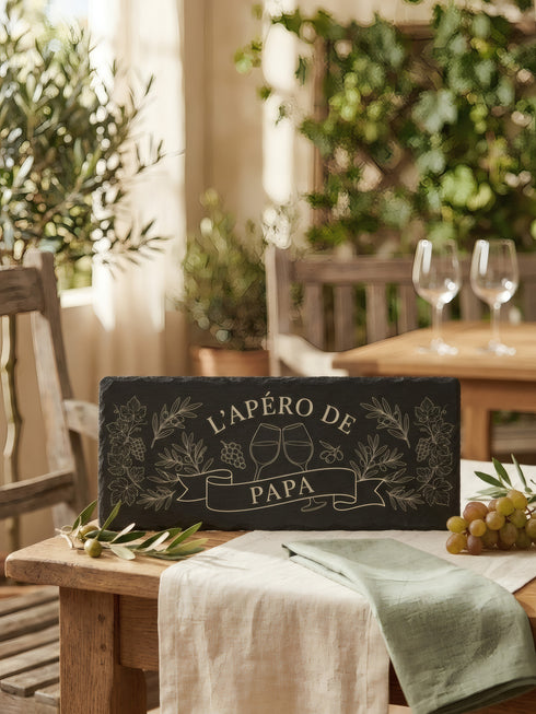 Planche apéro personnalisée L'Apéro de présentée sur une terrasse chaleureuse