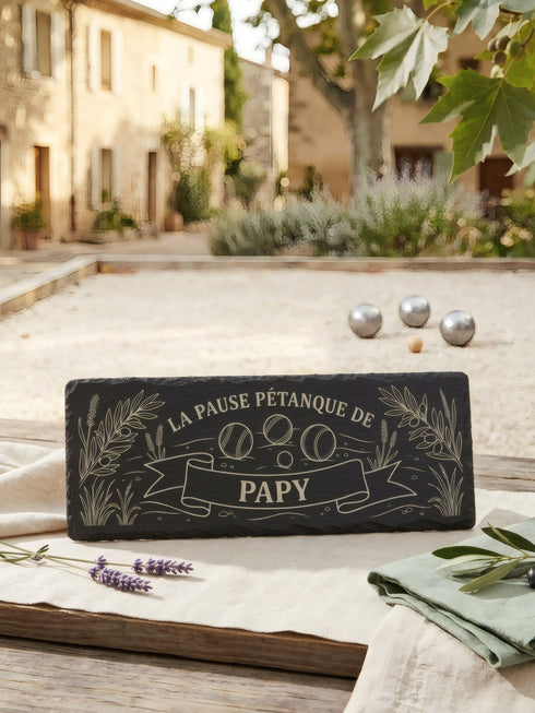 Planche personnalisée pour joueur de pétanque présentée près d'un boulodrome