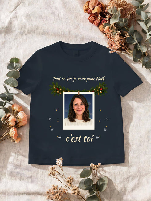 Visuel d’illustration – le t-shirt navy imprimé avec une femme fictive en instantané, phrase crème et dorée