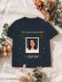 Visuel d’illustration – le t-shirt navy imprimé avec une femme fictive en instantané, phrase crème et dorée