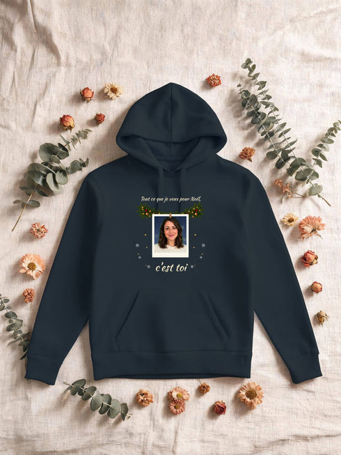 Visuel d’illustration – le sweat à capuche navy imprimé avec une femme fictive en instantané, phrase crème et dorée