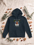 Visuel d’illustration – le sweat à capuche navy imprimé avec une femme fictive en instantané, phrase crème et dorée