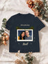 Visuel d’illustration – le t-shirt navy imprimé avec un couple fictif en instantané, phrase crème et dorée