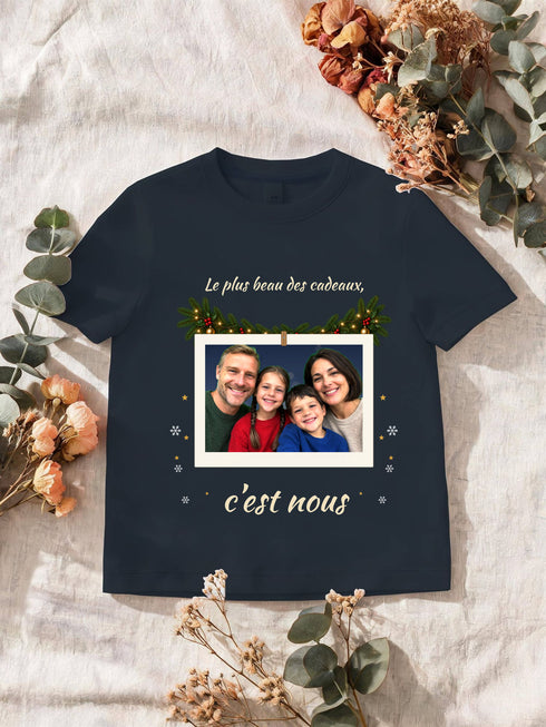 Visuel d’illustration – le t-shirt navy imprimé avec une famille fictive de quatre en instantané, phrase crème et dorée