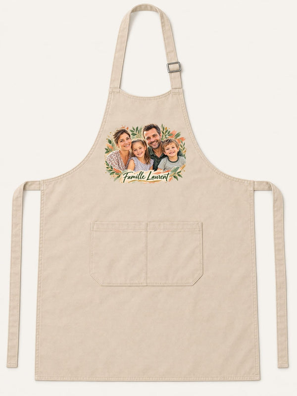 Visuel d’illustration – tablier de cuisine crème en coton, à plat, vue de face, avec un portrait de famille fictive en style Portrait signature, texte « Famille Laurent »