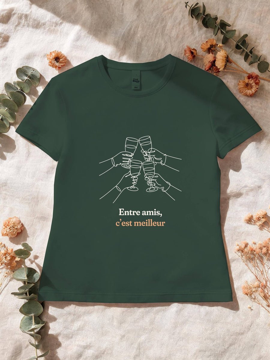 Visuel d’illustration – T-shirt femme vert forêt avec le motif quatre mains qui trinquent ensemble, dessinées d’un seul trait continu et « Entre amis, c’est meilleur »