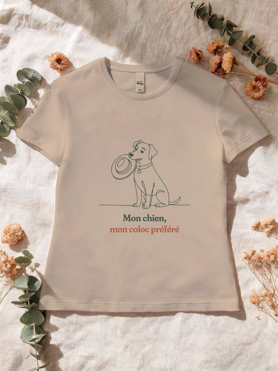 Visuel d’illustration – T-shirt femme sable avec le motif un chien assis qui tient un chapeau dans la gueule, dessiné d’un seul trait continu et « Mon chien, mon coloc préféré »