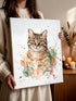 Femme tenant un tableau toile portrait de chat personnalisé, format 40x50 cm