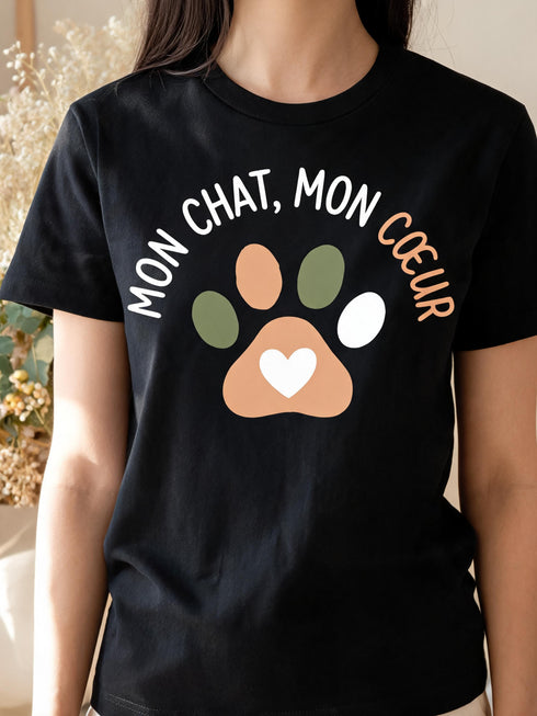 Femme portant un t-shirt chat noir Mon Chat Mon Cœur