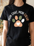 Femme portant un t-shirt chat noir Mon Chat Mon Cœur