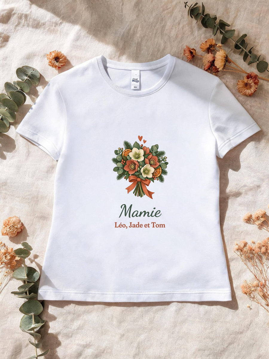 Visuel d’illustration – T-shirt femme blanc avec le motif un bouquet d’hiver, « Mamie » et « Léo, Jade et Tom » (exemple de prénoms)
