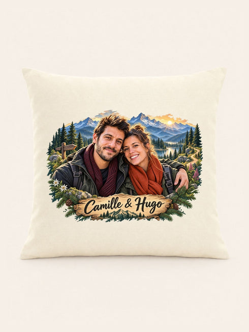 Visuel d’illustration – housse de coussin naturel 40 × 40 cm, vue de face, avec un couple en randonneurs, style Aventure en forêt, prénoms « Camille & Hugo »