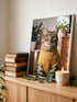 Tableau portrait animal personnalisé posé contre des livres, ambiance cottagecore