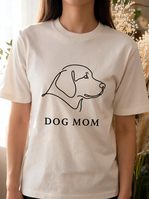 Femme portant un t-shirt Dog Mom fabriqué en France