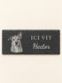 Plaque « Ici vit » en ardoise naturelle gravée au laser : portrait au crayon d’un chien, ICI VIT et le prénom Hector (image de synthèse)