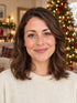 Visuel d’illustration – la photo d’origine : une femme fictive, chez elle, sapin de Noël flou derrière (personnes fictives)