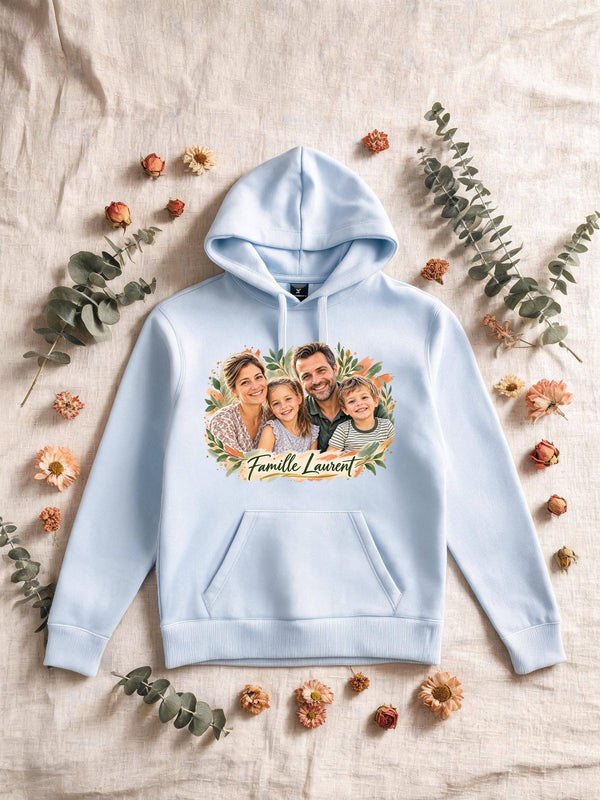 Sweat à capuche blanc avec un portrait de famille en style Portrait signature, texte « Famille Laurent »