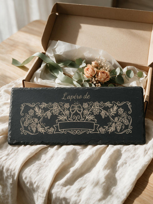 Planche apéro personnalisable en ardoise présentée dans un coffret cadeau