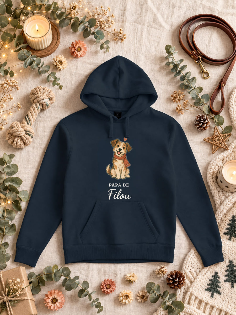 Visuel d’illustration – sweat à capuche navy dans une mise en situation, avec le motif un chien en écharpe et « Papa de Filou » (exemple de prénom)