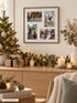 Visuel d’illustration – cadre photo marron aspect bois à passe-partout blanc, avec quatre photos d’illustration de chiens et de chats, deux en paysage et deux en portrait, accroché au-dessus d’un buffet décoré pour Noël, petit sapin et guirlande