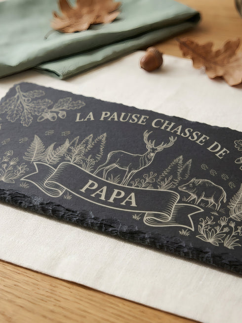 Détail de la gravure laser chasse avec cerf et sanglier sur ardoise naturelle
