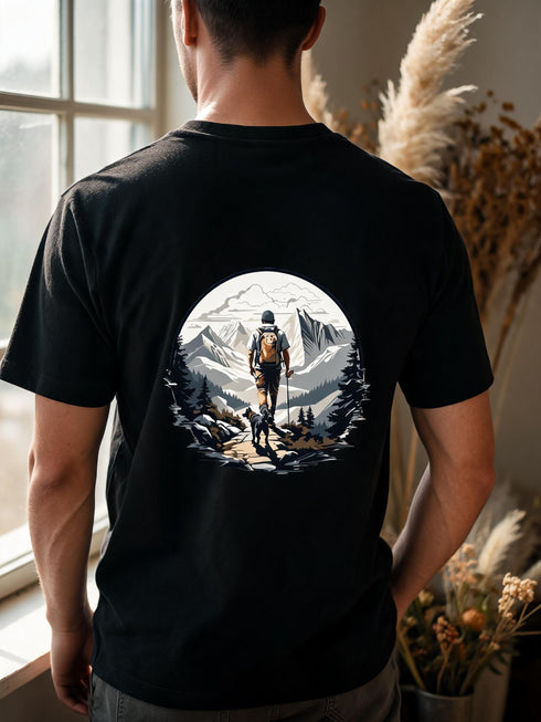 Homme portant un t-shirt randonnée noir montagne et chien
