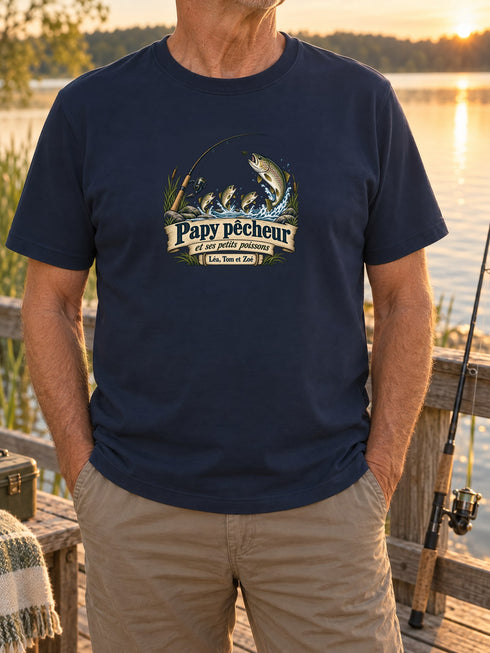 Visuel d’illustration – Grand-père portant un t-shirt navy personnalisé « Papy pêcheur et ses petits poissons » avec les prénoms Léa, Tom et Zoé