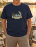 Visuel d’illustration – Grand-père portant un t-shirt navy personnalisé « Papy pêcheur et ses petits poissons » avec les prénoms Léa, Tom et Zoé