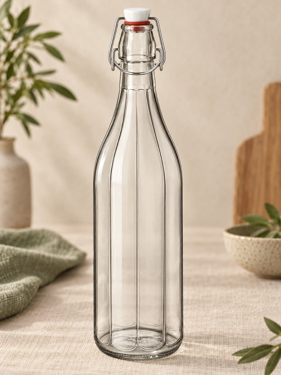 Visuel d’illustration – bouteille en verre transparent de 1 litre vierge, à bouchon mécanique, sur un lin crème