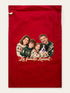 Visuel d’illustration – hotte de Noël en coton rouge cerise, 40 × 62 cm, à plat, vue de face, avec le portrait d’une famille de quatre et de son chien, style Noël douillet, texte « La famille Laurent » en lettres dorées