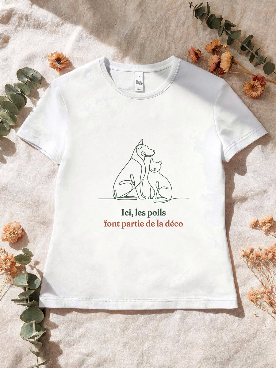 Visuel d’illustration – T-shirt femme blanc avec le motif un chien et un chat assis côte à côte, dessinés d’un seul trait continu et « Ici, les poils font partie de la déco »