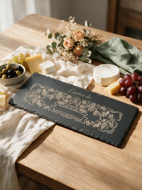 Planche apéro personnalisée en ardoise gravée dans une ambiance chaleureuse