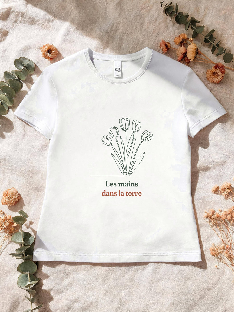Visuel d’illustration – T-shirt femme blanc avec le motif un bouquet de tulipes, dessiné d’un seul trait continu et « Les mains dans la terre »