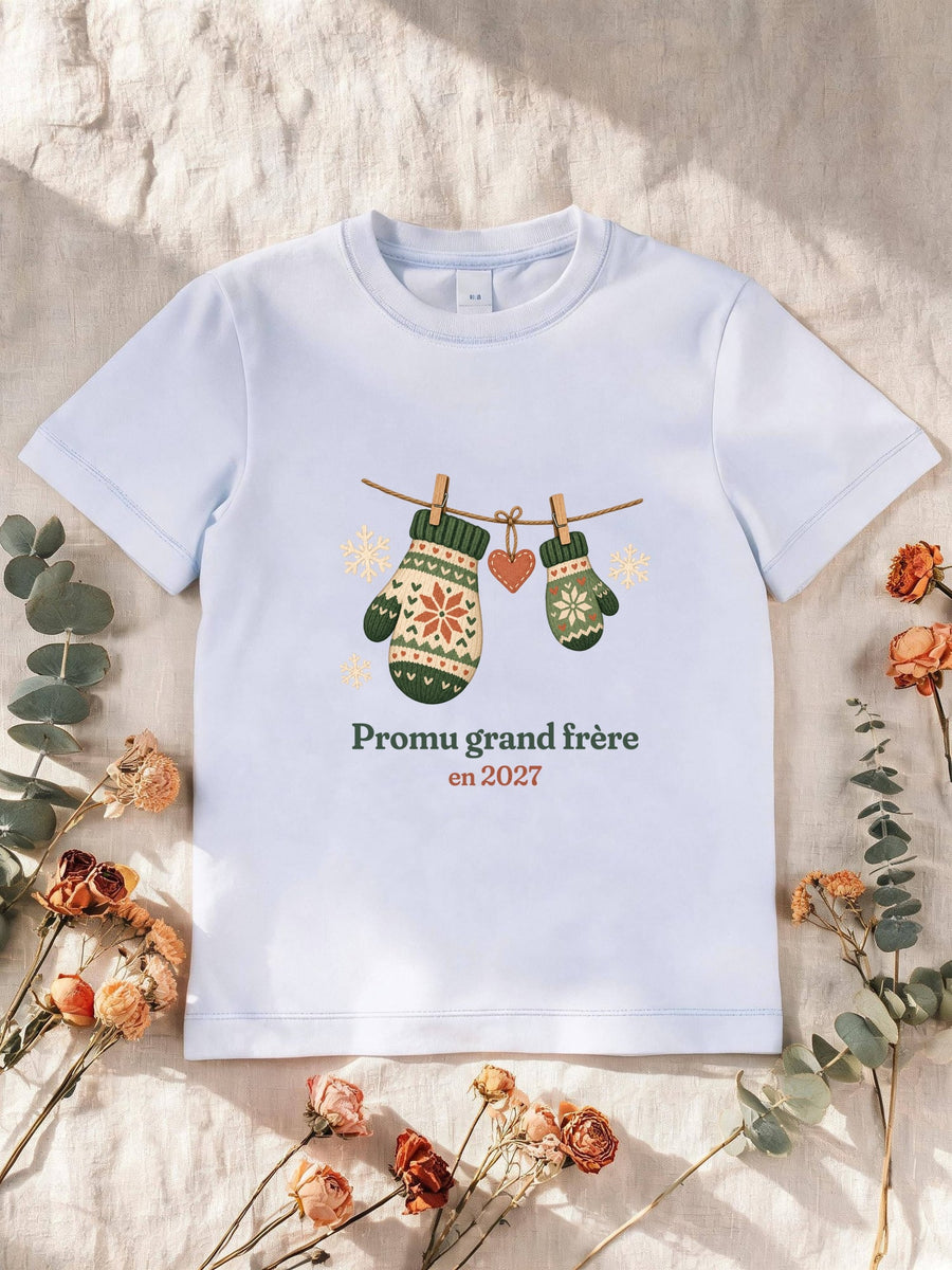 Visuel d’illustration – T-shirt enfant blanc avec le motif deux moufles et « Promu grand frère en 2027 » (exemple)