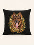 Visuel d’illustration – housse de coussin noire 40 × 40 cm, vue de face, avec le portrait de Caisy, berger allemand, style Portrait signature, prénom en lettres dorées