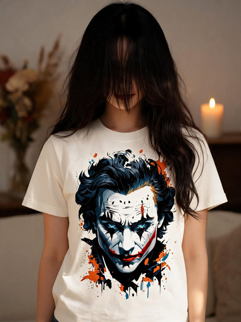 Femme portant un t-shirt clown street art blanc cassé