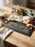 Planche apéro gravée en ardoise avec fromages, olives et raisins