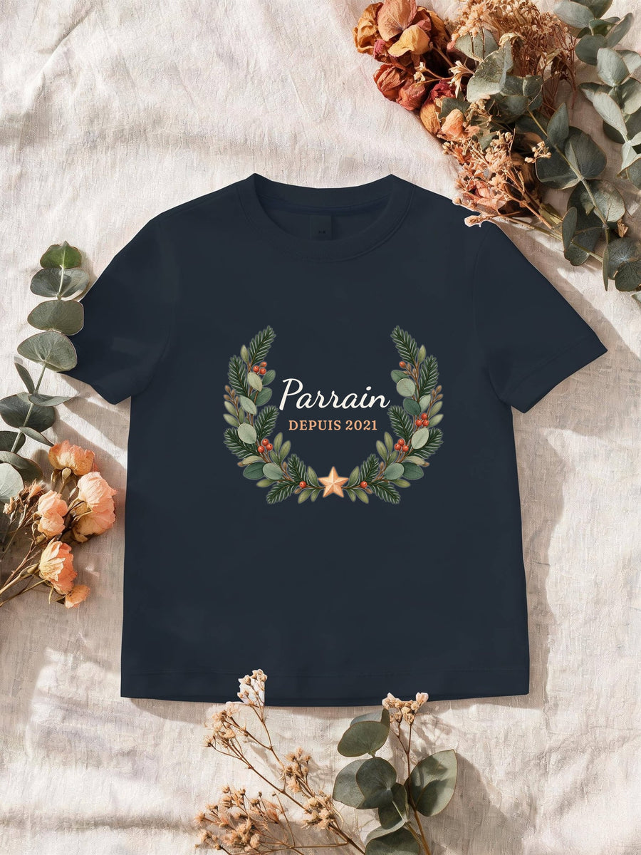 Visuel d’illustration – T-shirt homme navy avec le motif une couronne de sapin et « Parrain depuis 2021 » (exemple d’année)