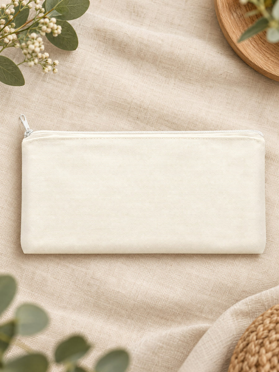 Visuel d’illustration – trousse zippée en toile blanche vierge posée sur un lin crème