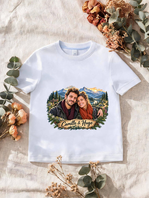 T-shirt blanc avec un couple en randonneurs, style Aventure en forêt
