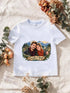 T-shirt blanc avec un couple en randonneurs, style Aventure en forêt