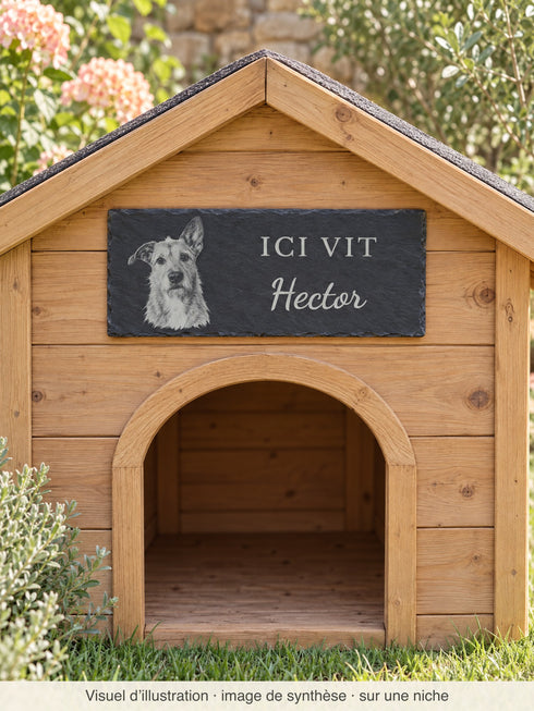 Visuel d’illustration, image de synthèse : plaque « Ici vit Hector » au crayon collée à plat sur la façade d’une niche en bois